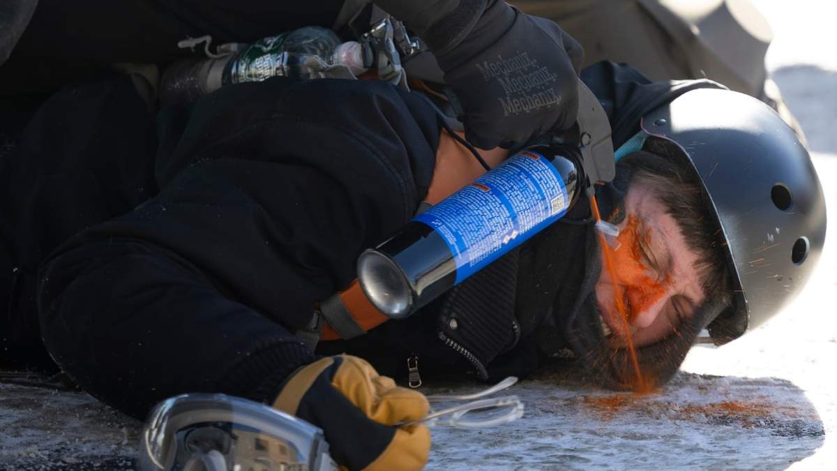 Una manifestante es rociada con gas lacrimógeno a escasa distancia durante su detención cerca del lugar donde Alex Pretti, de 37 años, murió baleado por agentes federales en Minneapolis el sábado 24 de enero de 2026