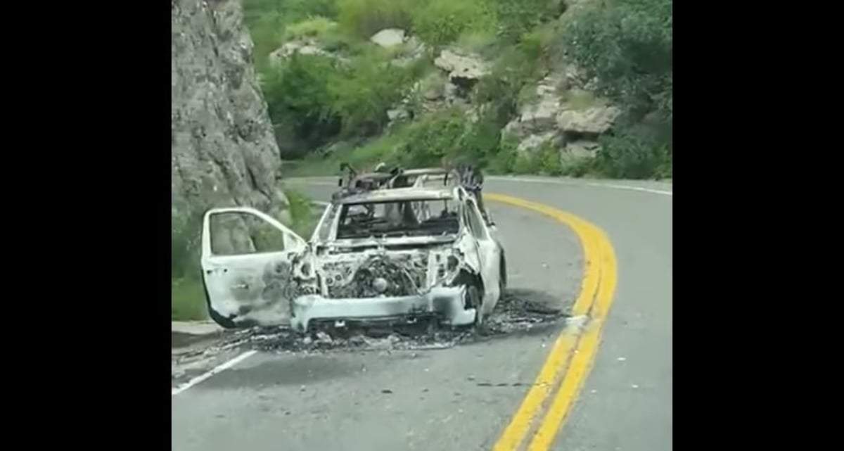 La camioneta en la que viajaban los trabajadores de la CFE