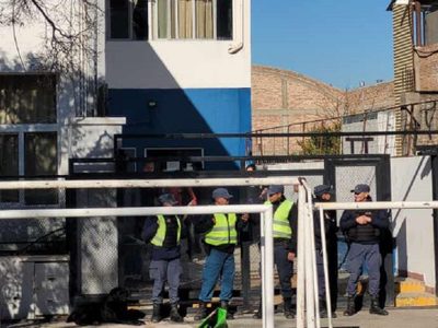 El gremio ATE denunció fuerte presencia policial en el municipio de Centenario