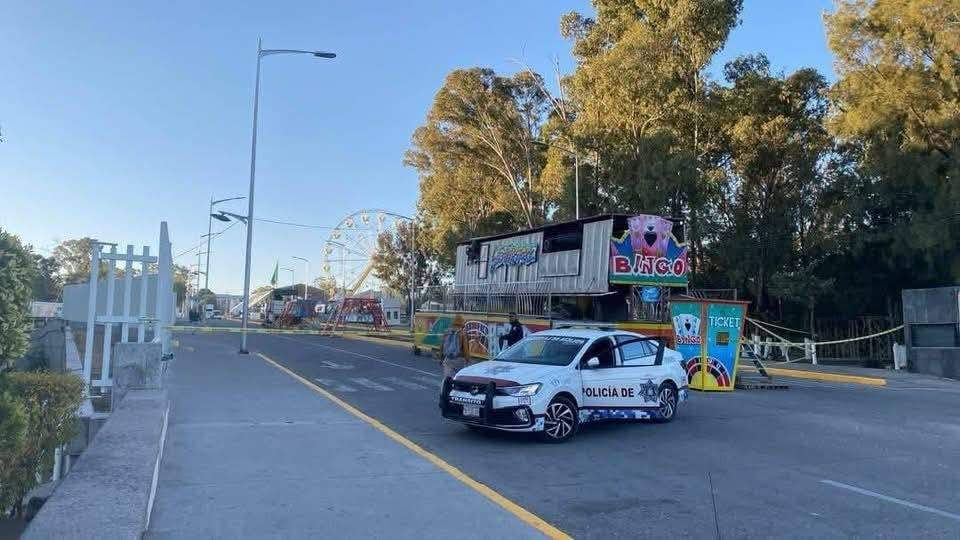 Autoridades resguardaron el área en Los Fuertes, Puebla, donde abandonaron cadáveres en una camioneta con mensaje amenazante