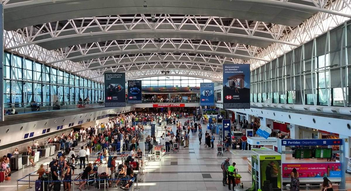 Sigue en caída la cantidad de argentinos que viajan al exterior