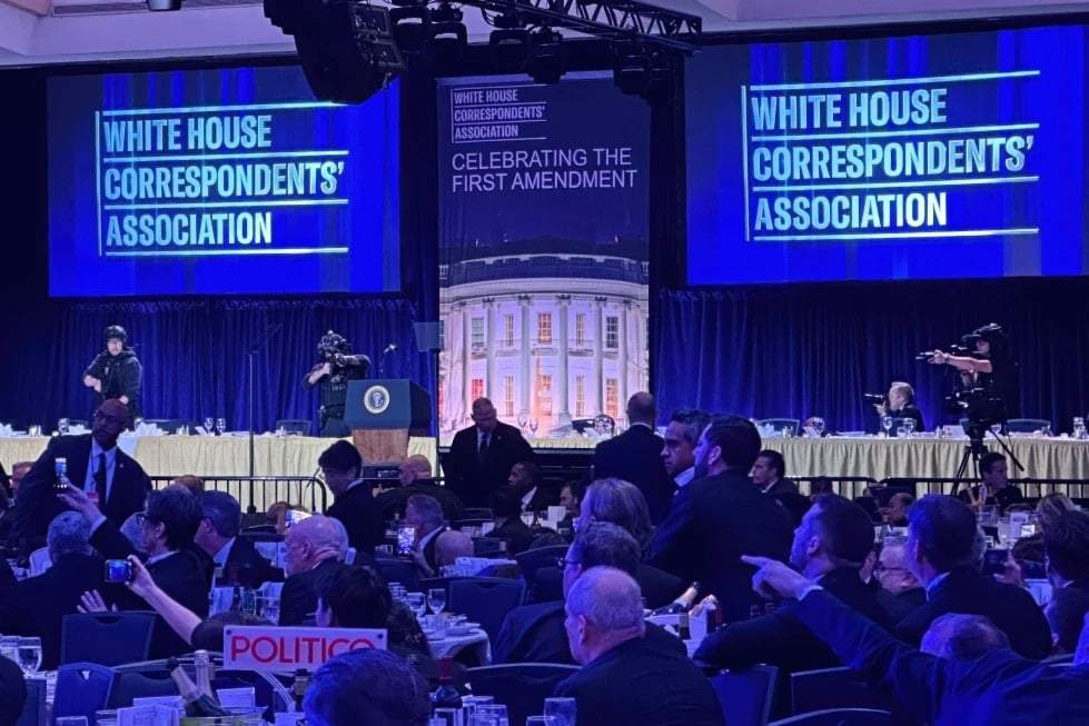 Miembros del Servicio Secreto de EEUU se ven en el escenario tras disparos en el salón de baile de la Casa Blanca el sábado 25 de abril de 2026, en Washington.