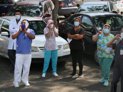 Personal médico exige vacunas a Sheinbaum durante la inauguración del Cablebús