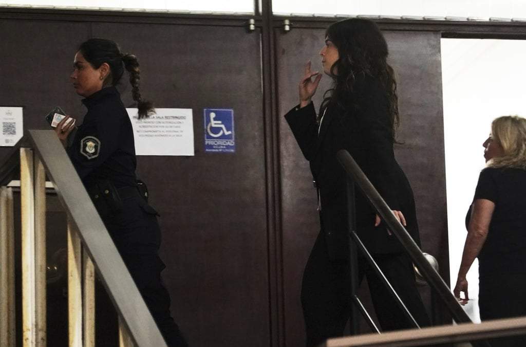 Dalma Maradona, la hija del fallecido astro del fútbol Diego Maradona, ingresa a la corte de San Isidro, en las afueras de Buenos Aires, Argentina para declarar en el juicio por homicidio contra siete profesionales de la salud que trataban a su padre, martes 15 abril, 2025