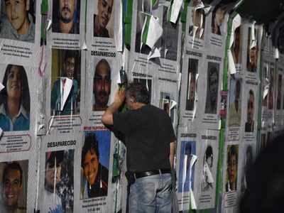 Sedena niega haber ocultado información a los padres de estudiantes de Ayotzinapa