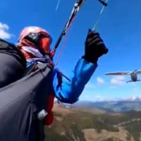 Avioneta golpea a paracaidista en pleno vuelo sobre los Alpes austriacos (Video)