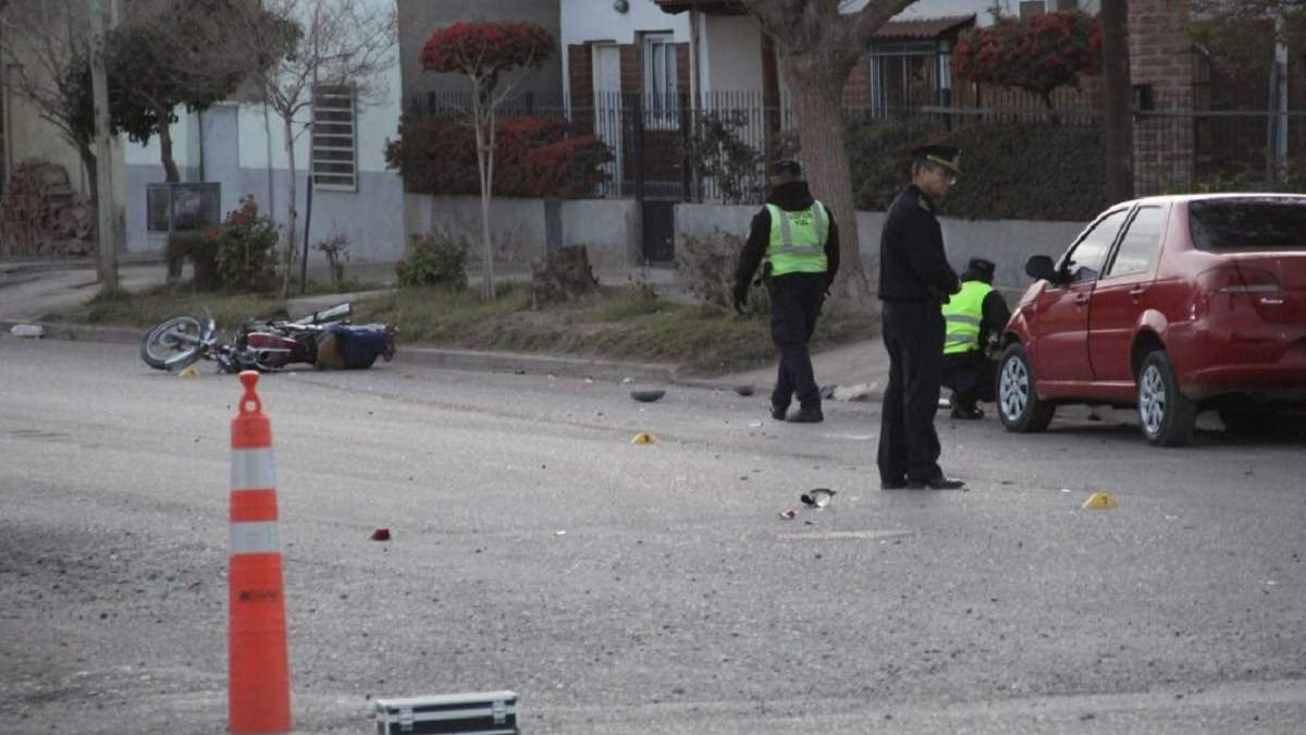 Policías trabajaron en el lugar del choque realizando las primeras pericias para esclarecer el siniestro. Fuente (Centenario Digital)