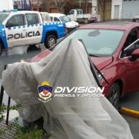 Un conductor ebrio atropelló a dos personas y huyó