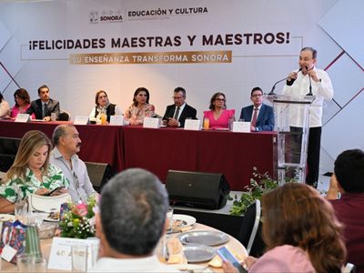 Gobernador Durazo reconoce vocación transformadora de las maestras y maestros en su día