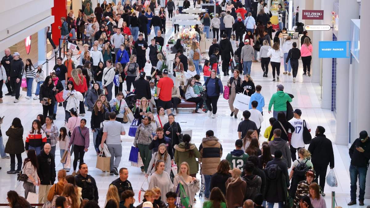 Compradores recorren tiendas en el Mall of America en busca de ofertas del Black Friday, el viernes 28 de noviembre de 2025, en Bloomington, Minnesota