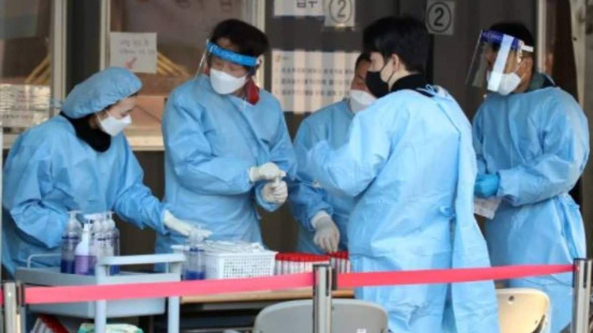 Trabajadores sanitarios en un centro de vacunación