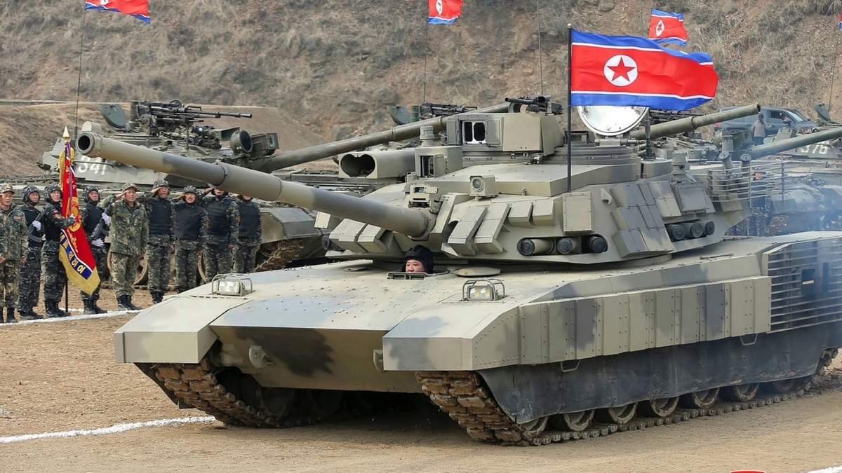 En esta fotografía proporcionada por el gobierno de Corea del Norte, el gobernante norcoreano Kim Jong Un conduce un tanque de combate en Corea del Norte, el miércoles 13 de marzo de 2024