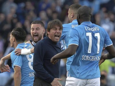 Napoli mantiene la presión sobre el líder de la Serie A, el Inter, y vence 2-1 a la Fiorentina