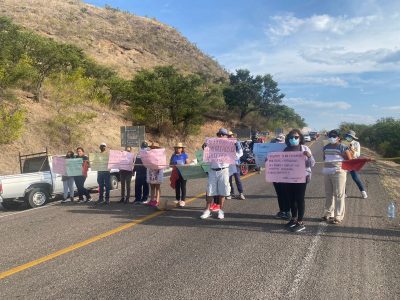 Mantienen retenidas a unas 70 personas en San Juan Mazatlán, Oaxaca; 17 son maestros del Conalep