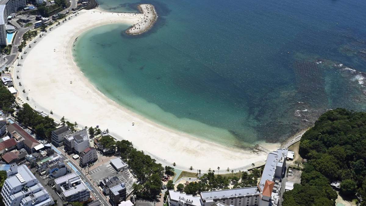 La imagen muestra una playa en Shirahama, en la prefectura de Wakayama, en el oeste de Japón, vacía el 30 de julio de 2025, tras la evacuación de los bañistas luego de que un potente sismo en el extremo oriental de Rusia provocó una alerta de tsunami en partes de Japón