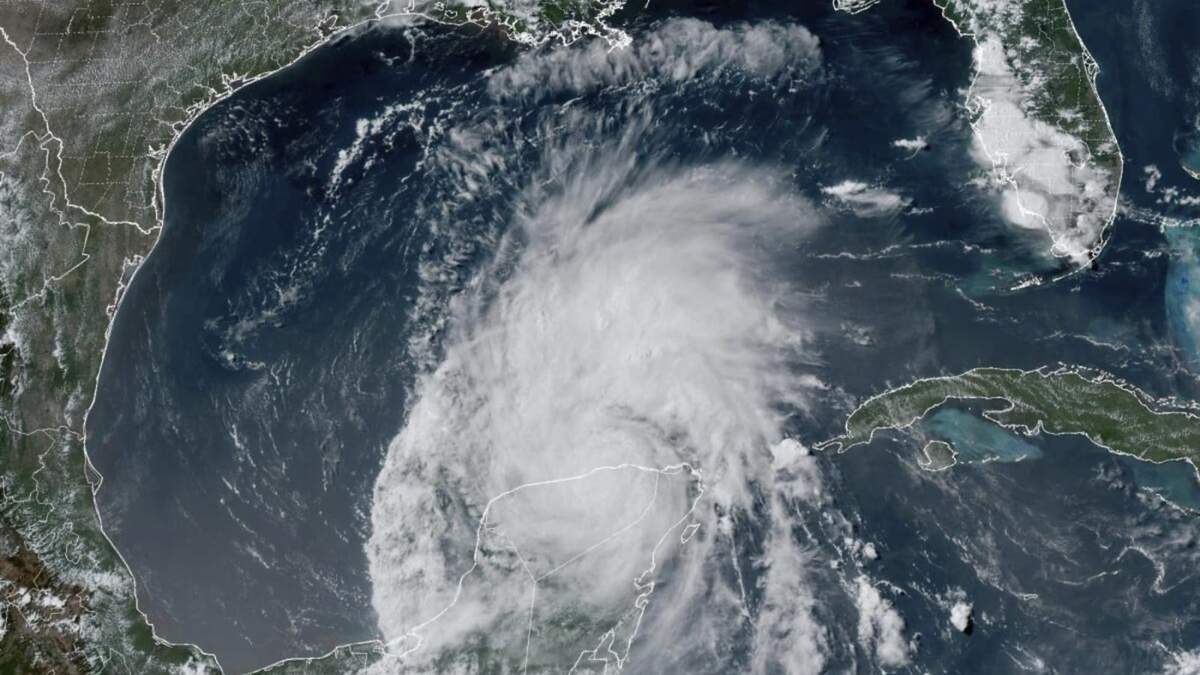 En esta imagen de satélite GOES-16 GeoColor, tomada a las 4:16 p. m., hora del este, el viernes 5 de julio de 2024, y proporcionada por la Oficina Nacional Oceánica y Atmosférica (NOAA, por sus siglas en inglés)