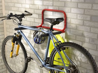 Con un taco de madera y un poco de maña, hacé este bicicletero para colgar tu bici y que no ocupe lugar en tu casa