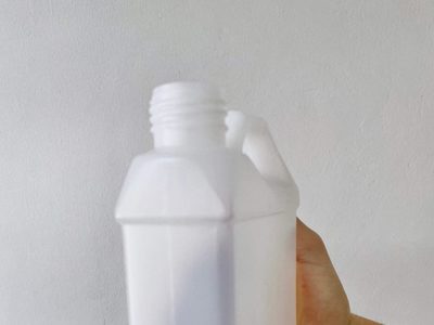 Si tenés bidones de plástico vacíos, no los tires: hacé este organizador súper en tendencia para tu casa