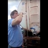 Funcionario tomó un sorbo de agua del camión para convencer a los vecinos que era agua potable