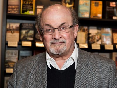 Salman Rushdie está en camino a la recuperación, dice agente