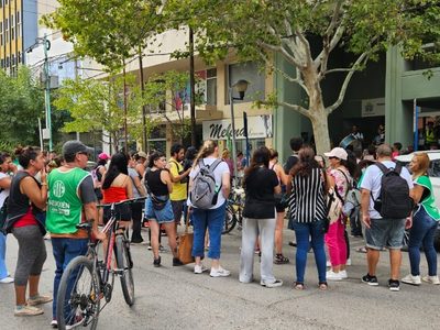 Trabajadores de Desarrollo Social cruzaron al ministro Jorge Tobares afuera del Tribunal de Cuentas