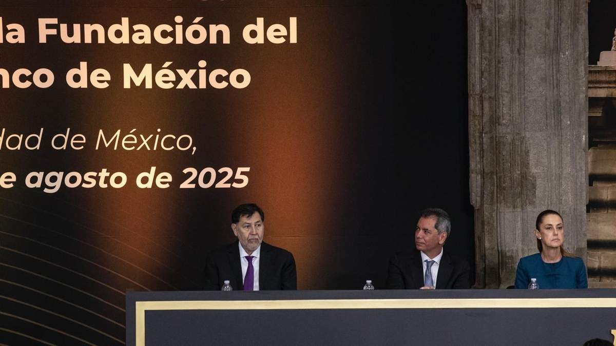 Gerardo Fernández Noroña coincidió con Sheinbaum en la ceremonia por el centenario de Banxico. Al centro, Édgar Amador