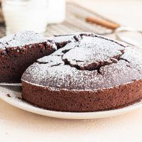 Bizcochuelo de chocolate sin gluten y sin lácteos, una versión saludable y económica de un clásico