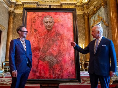 “Se ve como si estuviera en el infierno”: retrato del rey Carlos III desata críticas