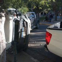Fuerte choque en el alto de Neuquén: impactó contra dos autos estacionados y uno de ellos, volcó