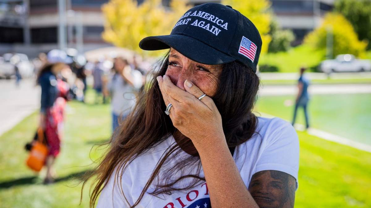 Allison Hemingway-Witty llora después de que Charlie Kirk fuera baleado durante la visita de Turning Point a la Universidad Utah Valley en Orem, Utah