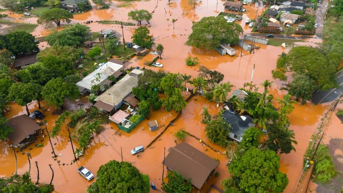 Las peores inundaciones en Hawái en 20 años amenazan una presa y provocan evacuaciones