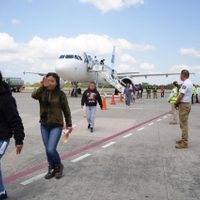Avión aterriza en Tapachula con 122 migrantes mexicanos deportados de EU