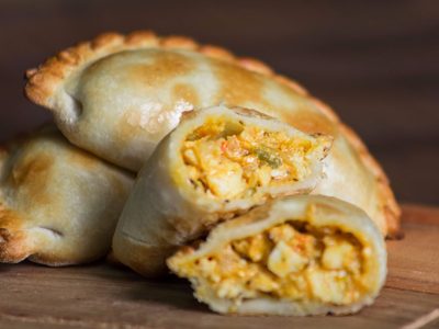 Empanadas de pollo súper rendidoras y económicas: el secreto para que queden perfectas y bien crocantes