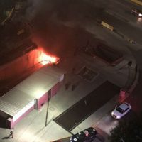 Camioneta se incendia en paso a desnivel de avenida Chapultepec y Lieja; no hay lesionados (Video)