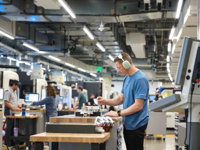 Apple invertirá 500 mil mdd y creará 20 mil empleos en EU; así reaccionó Trump