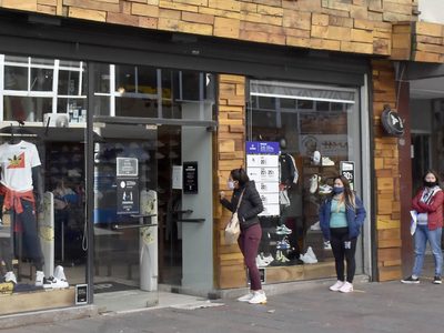 Punto por punto, así es el nuevo protocolo para los comercios porteños de ropa