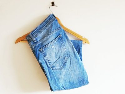 ¿Cansada de que no entren todos los jeans en el tender y no se sequen bien?: el truco de la abuela para resolverlo
