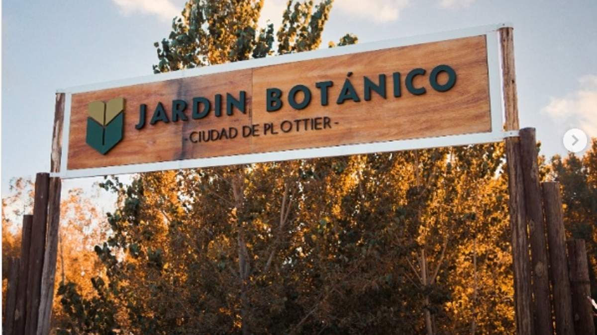 Acceso al Jardín Botánico de la localidad de Plottier. Fuente (Los Canales)