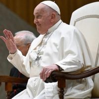 El Papa sigue en estado "crítico" pero estable y sin nuevas crisis respiratorias, según el Vaticano