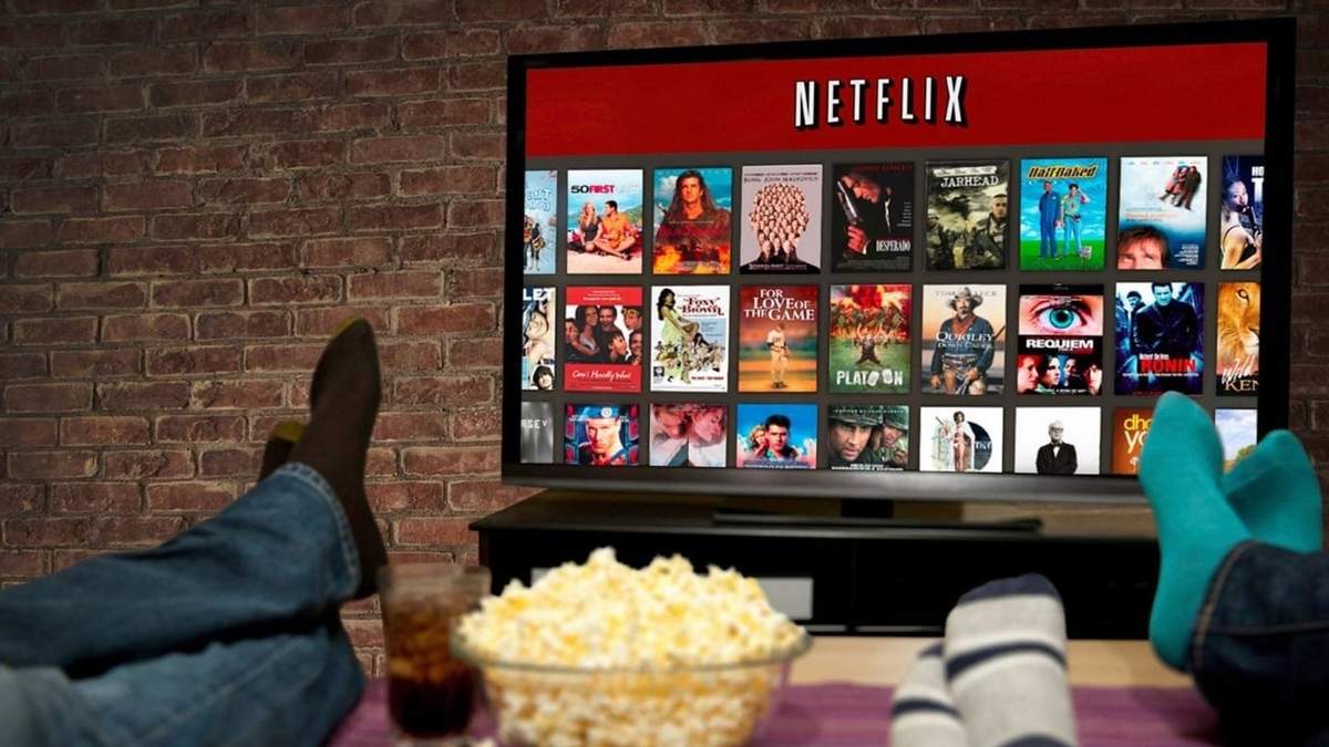 Mirando Netflix. Fuente: (Instagram).