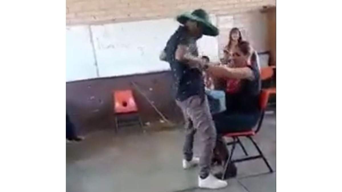 Alumnos bailaron a maestra
