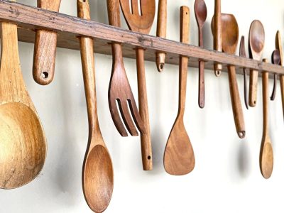 Con solo un ingrediente, el truco infalible para desinfectar las cucharas de madera que usás en la cocina
