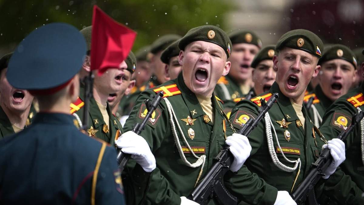 Aviones de la fuerza aérea rusa Su-25 sobrevuelan la Plaza Roja dejando estelas con los colores de la bandera nacional rusa, durante el desfile militar del Día de la Victoria en Moscú, Rusia