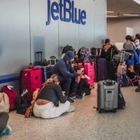 Miles de viajeros afectados por demoras en aeropuertos de EU rumbo a fin de semana festivo