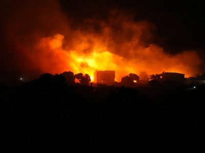 Más de 100 bomberos luchan contra un gran incendio forestal en la isla de Quíos, al este de Grecia