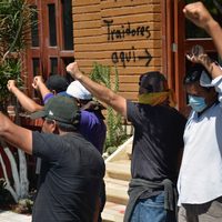 Brigadas 'caza ieepos” vandalizan hotel en Oaxaca