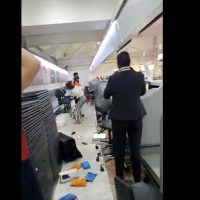Mujer enfurece por perder el avión a Qatar y golpea a empleados de la aerolínea (Video)