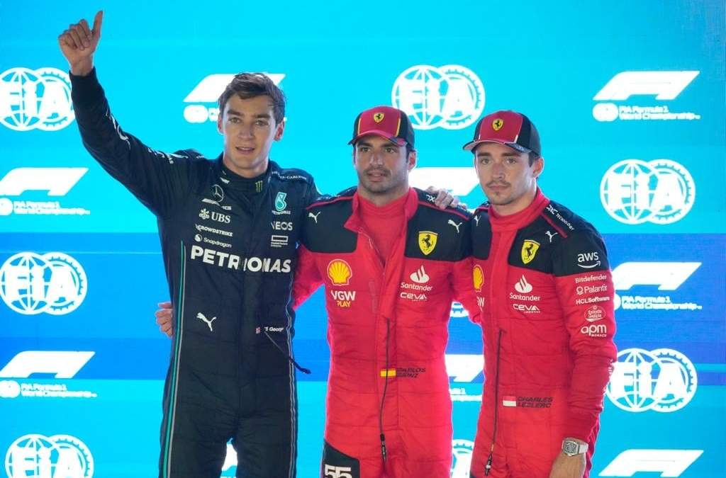Carlos Sainz de Ferrari posa con George Russell y Charles Leclerc