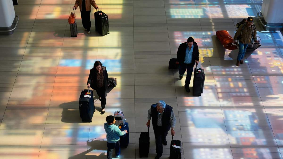 Pasajeros caminan por el Aeropuerto LaGuardia en Nueva York, el 30 de marzo del 2026