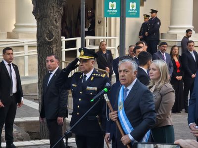 Las contradicciones de un gobernador fuera de foco